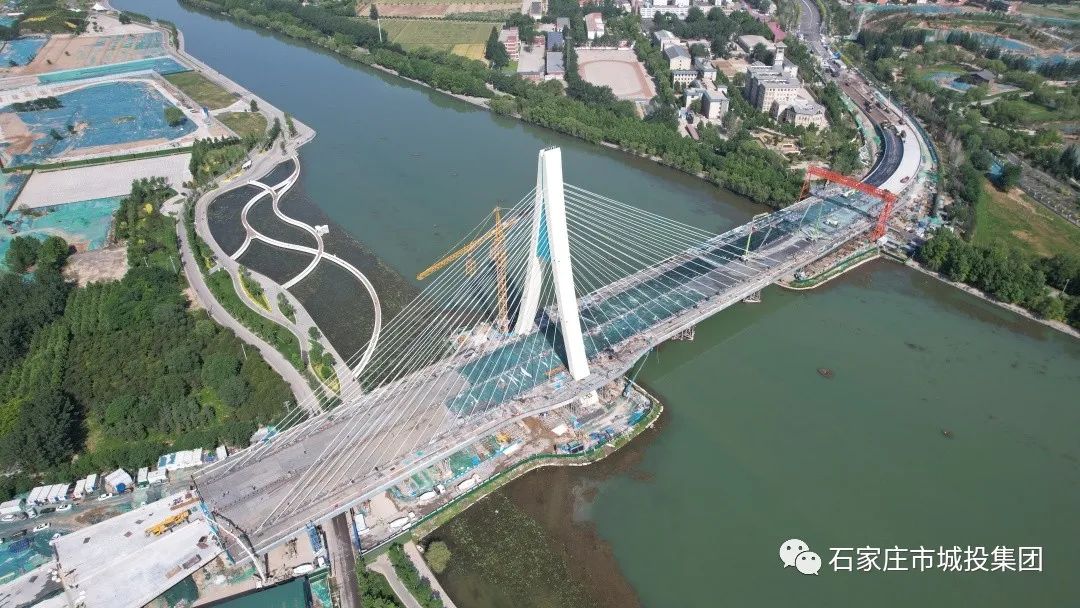 城投集團學府路東延跨太平河橋梁工程于近日完成主塔涂裝